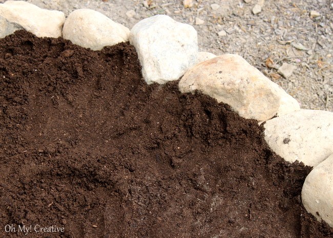 How to create a small vegetable garden using a garden spiral - OhMy-Creative.com