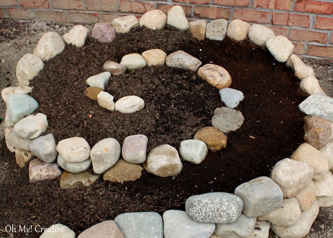 How to create a small vegetable garden using a garden spiral - OhMy-Creative.com