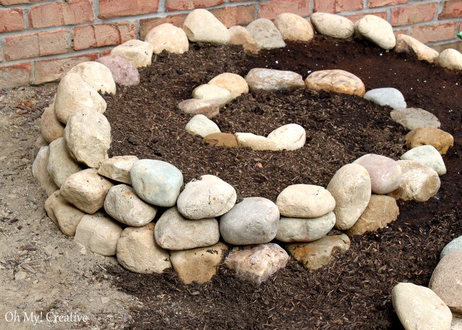 How to create a small vegetable garden using a garden spiral - OhMy-Creative.com