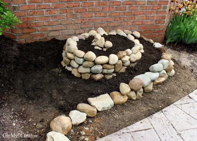 How to create a small vegetable garden using a garden spiral - OhMy-Creative.com