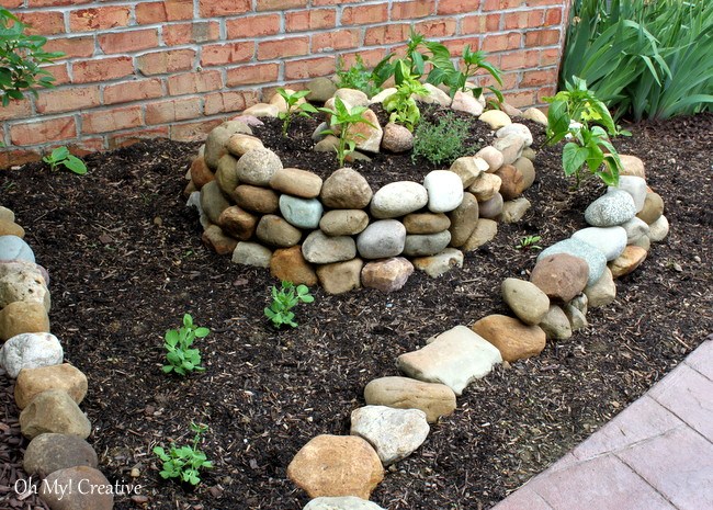 How to create a small vegetable garden using a garden spiral - OhMy-Creative.com