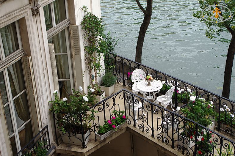 25-Paris-Balcony-Terrace-on-Ile-Saint-Louis-vacation-Apartment-rental-Rose