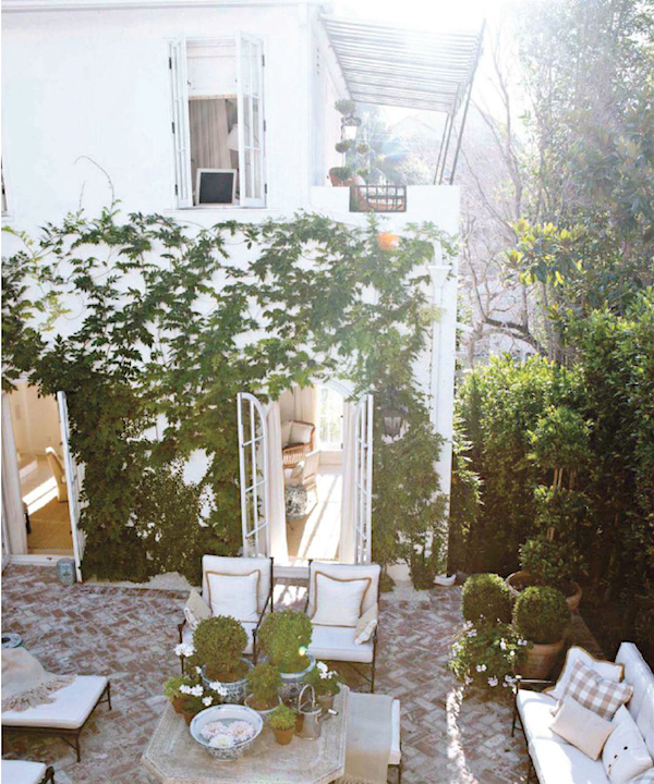 Wonderful garden of Mark Sikes interior-design-new-traditional-urban-garden
